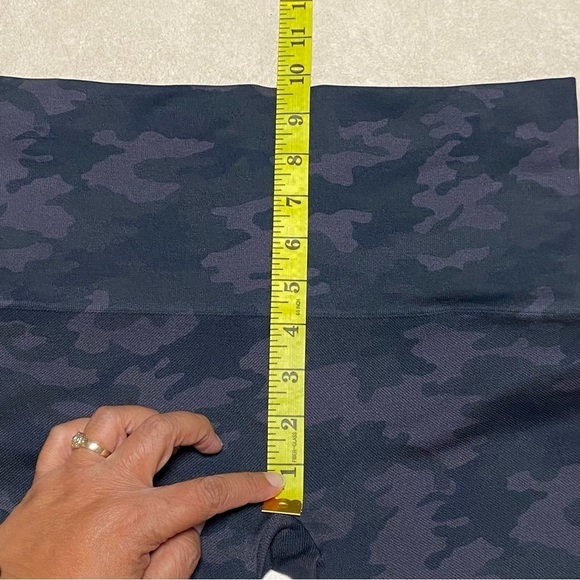 Spanx Leggings Women’s Size Large Black Camo Look at Me Now Seamless Leggings - Picture 6 of 9